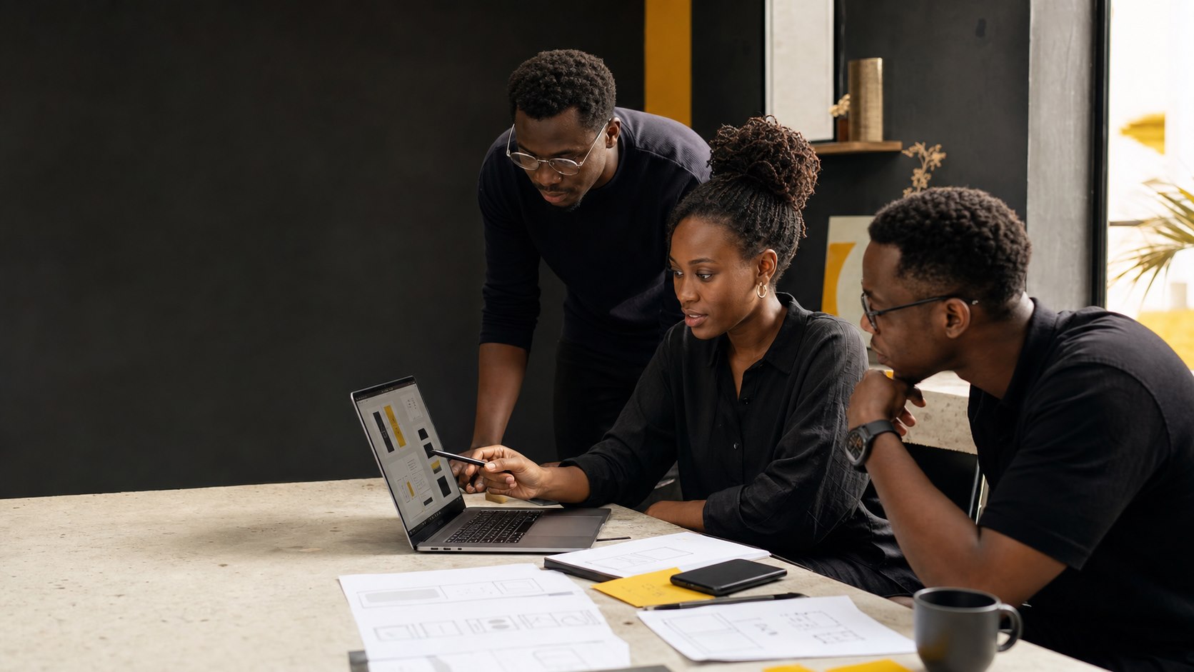 Équipe technologique Kamit collaborant à Dakar