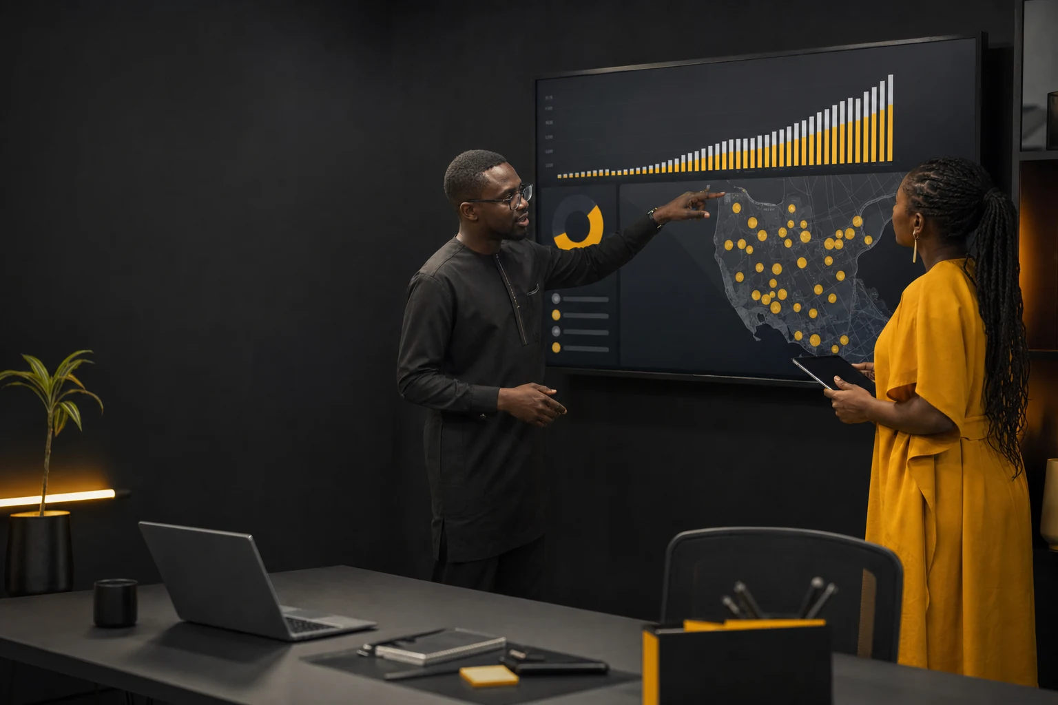 Stratèges sénégalais analysant la croissance d’une campagne digitale