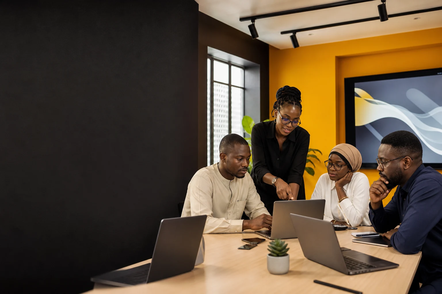 Formatrice sénégalaise accompagnant des professionnels sur les outils numériques