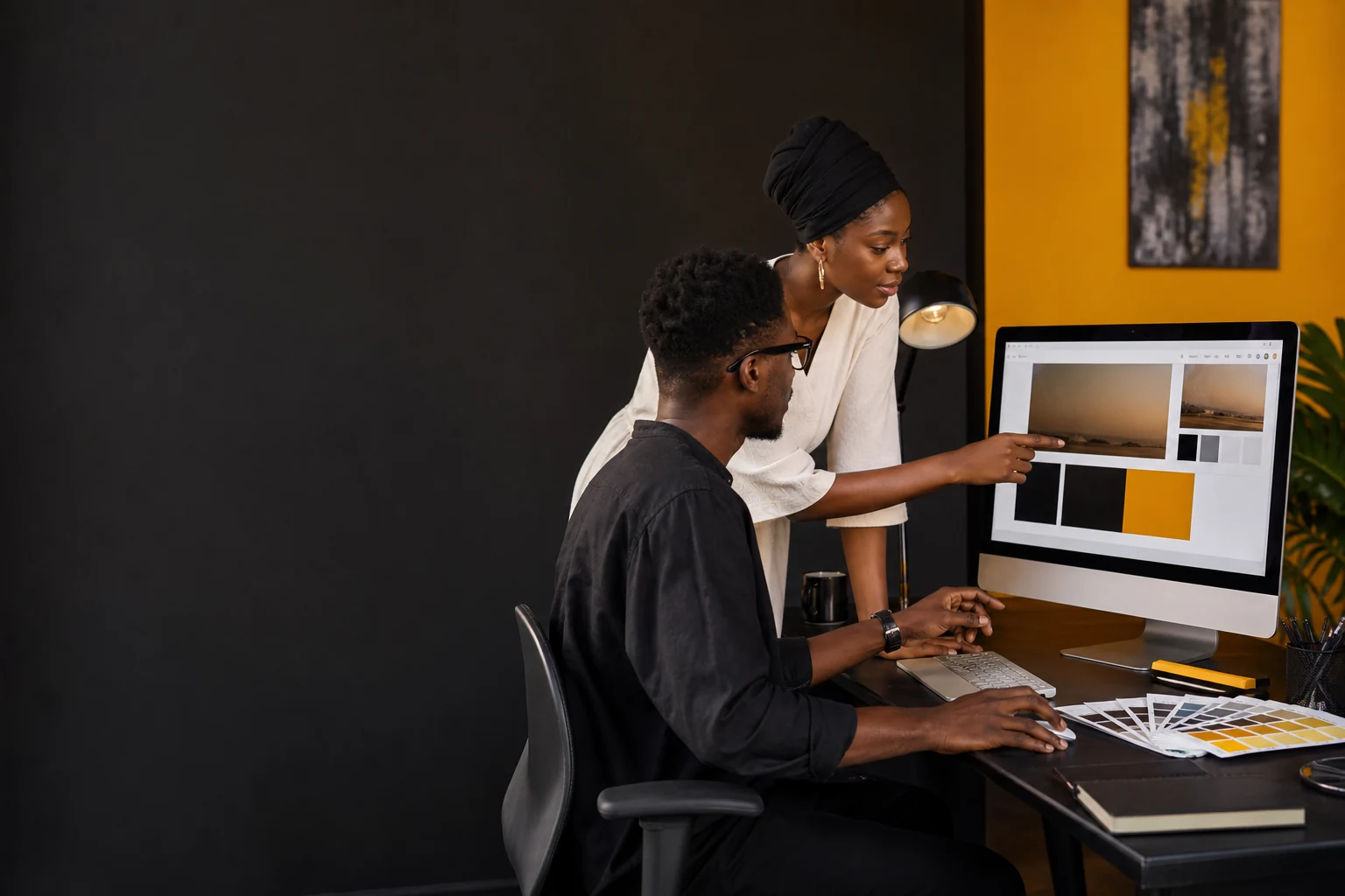 Entrepreneure et designer sénégalais personnalisant un modèle de site web